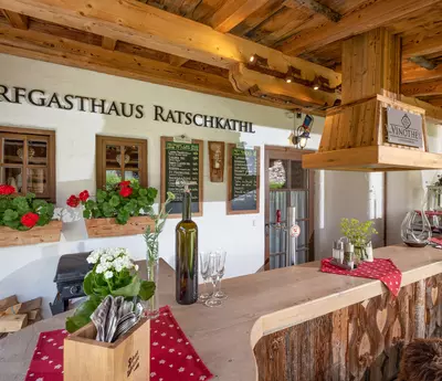 Aussenbar des Dorfgasthauses Ratschkathl im Almhüttendorf Anno Dazumal