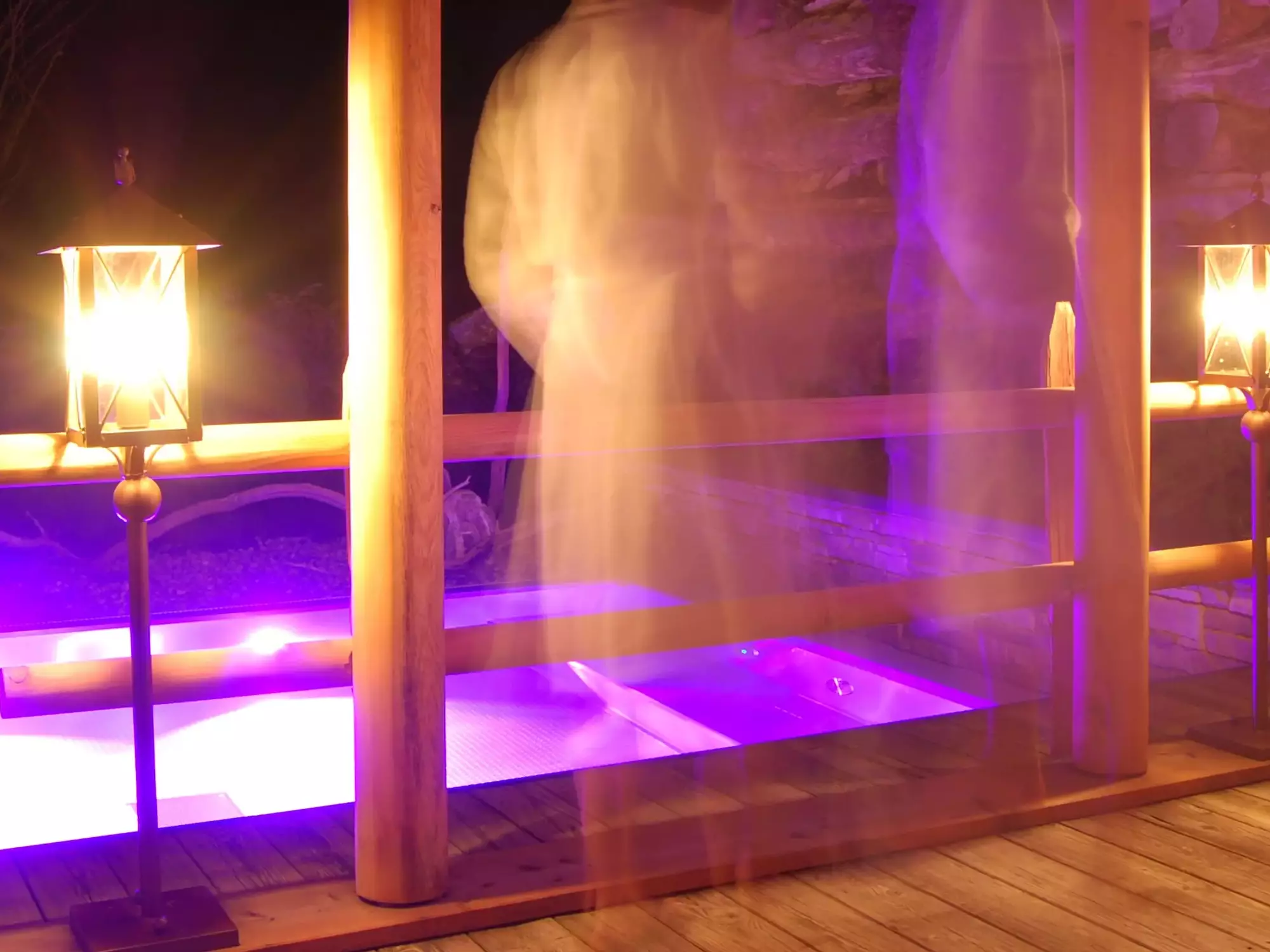 Aussenpool der Alpinvital Badehütte bei Nacht